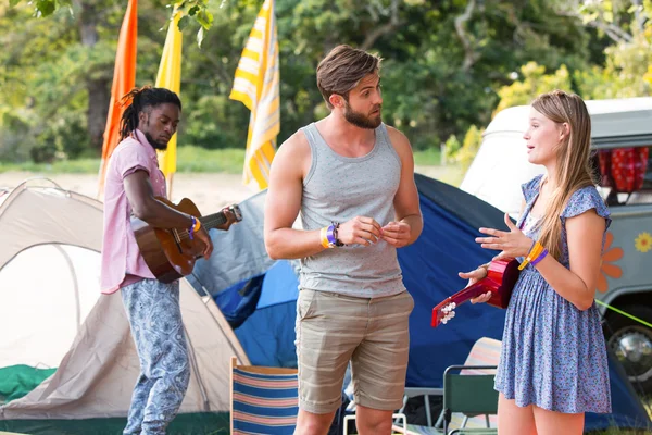 Hipsters plezier in hun Camping — Stockfoto