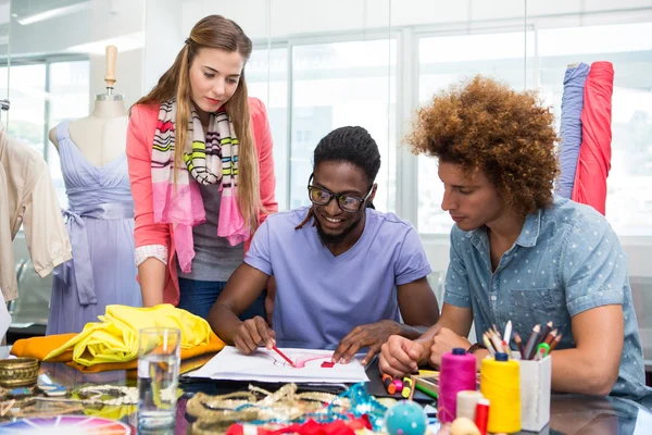 Equipo de diseñadores de moda bosquejando — Foto de Stock