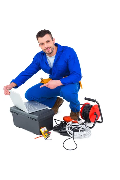 Electrician using laptop — Stock Photo, Image