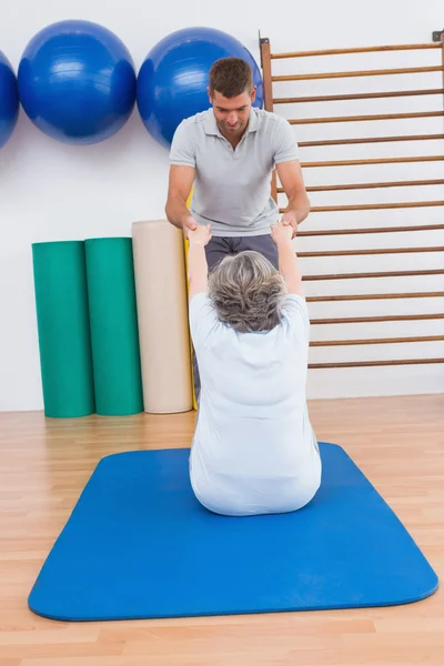Trenér pracovat se starší ženou na cvičení mat — Stock fotografie