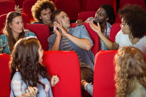 Vervelende man op de telefoon tijdens film — Stockfoto