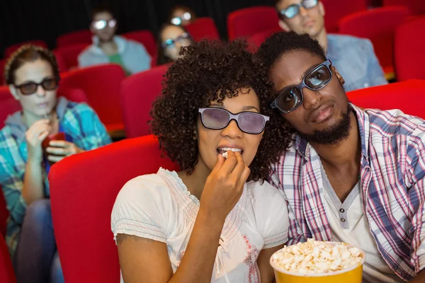 Молодая пара смотрит 3D фильм — стоковое фото