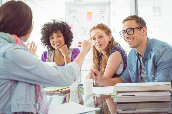 Étudiants en mode travaillant en équipe — Photo