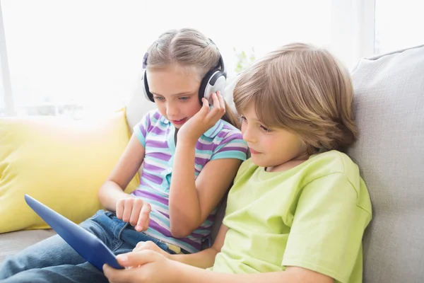 Broers en zussen met behulp van digitale Tablet PC — Stockfoto