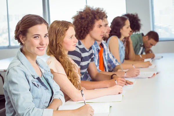 Estudiantes de moda tomando notas en clase —  Fotos de Stock