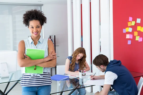 Porträtt av ung kvinna i office — Stockfoto