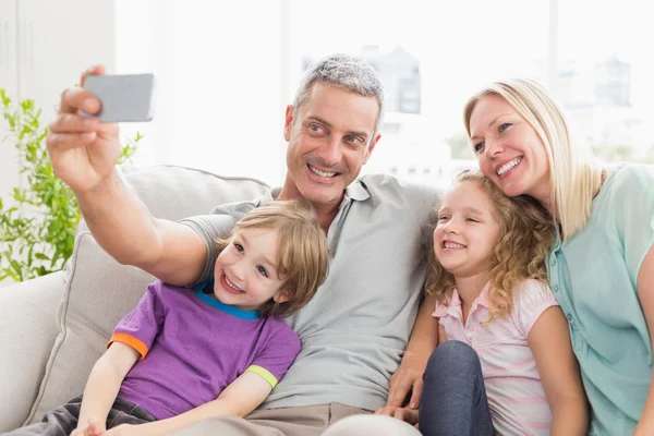 Mann macht Selfie mit Familie auf Sofa — Stockfoto