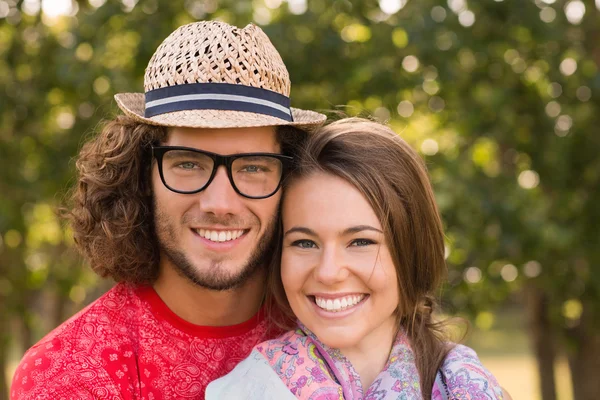 Linda pareja sonriendo en el parque —  Fotos de Stock