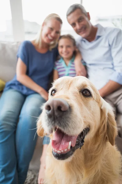 Golden Retriever mit glücklicher Familie — Stockfoto