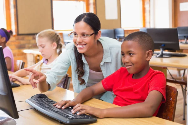 Schattig leerlingen in computer klas met leraar — Stockfoto