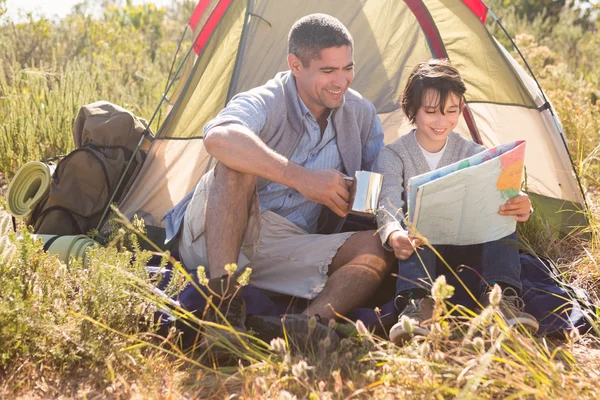 Padre e figlio nella loro tenda — Foto Stock