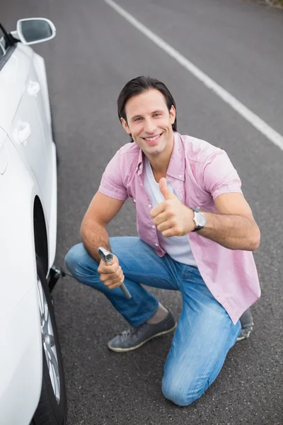 Hombre cambio de rueda — Foto de Stock