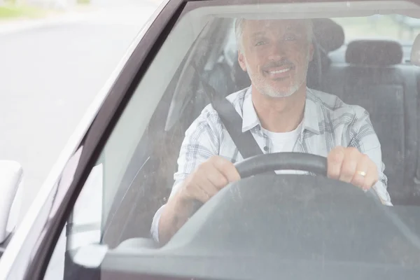Homem sorrindo enquanto dirige — Fotografia de Stock