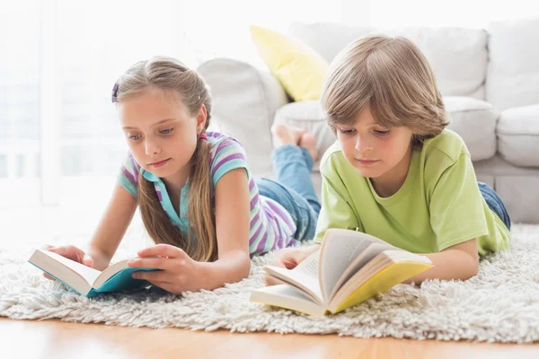 Broers en zussen lezen van boeken — Stockfoto