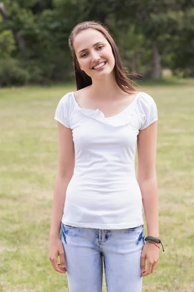 Young woman smiling at camera — Stock Photo, Image