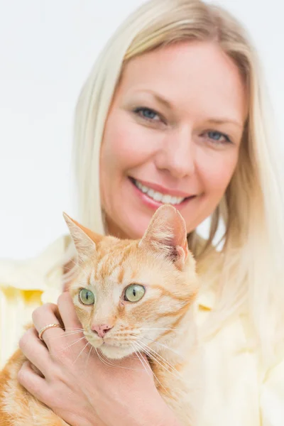 Gelukkige vrouw bedrijf kat — Stockfoto