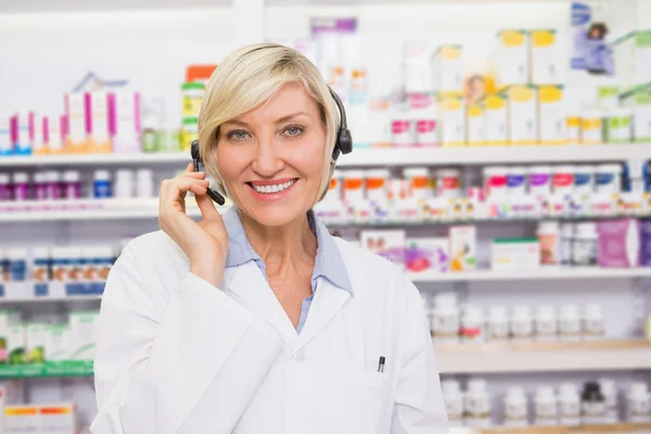 Farmaceut s sluchátka na kameru — Stock fotografie