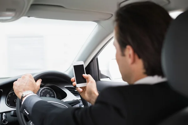 Affärsman skicka ett textmeddelande — Stockfoto