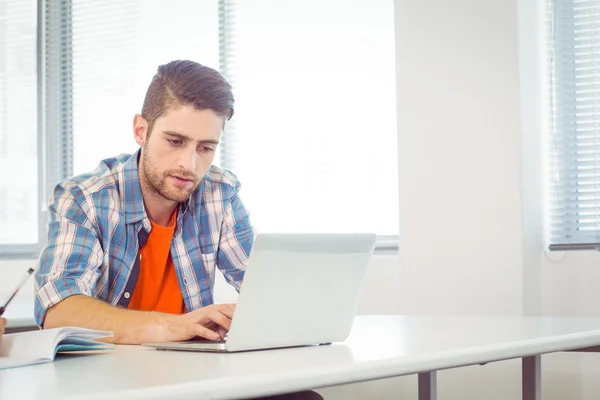 Fashion student using laptop — Stock Photo, Image