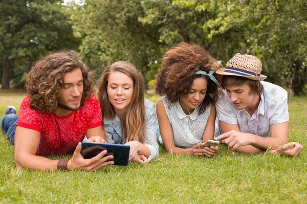 Happy friends in the park — Stock Photo, Image