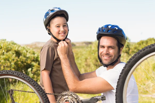 Vader en zoon op een fietstocht — Stockfoto