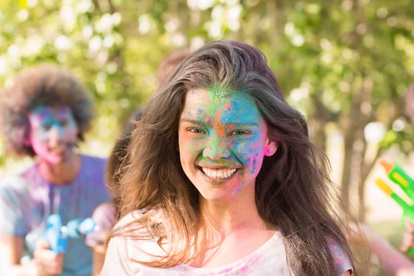 Glückliches Mädchen mit Pulverfarbe überzogen — Stockfoto