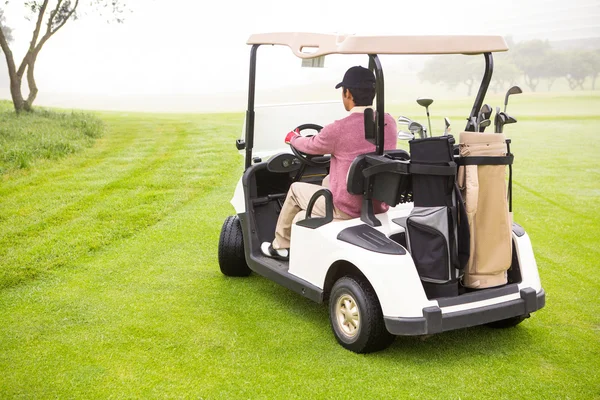 Golfista guida nel suo golf buggy — Foto Stock