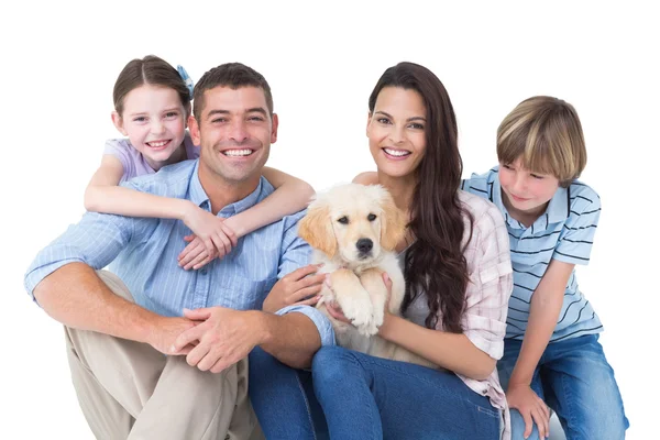 Família feliz com cão bonito sobre fundo branco — Fotografia de Stock