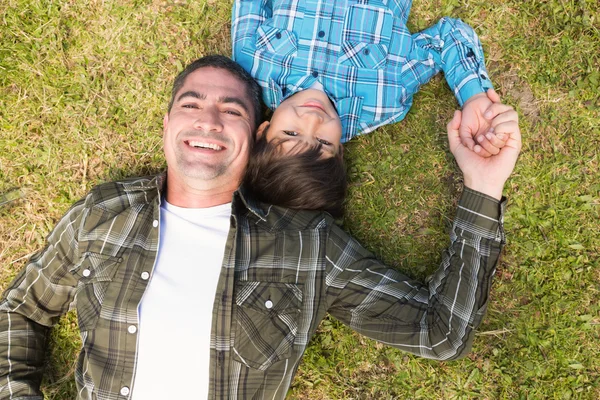 Pai e filho no campo — Fotografia de Stock