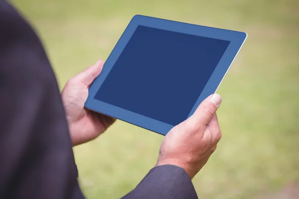 Zakenman bedrijf tablet in het park — Stockfoto