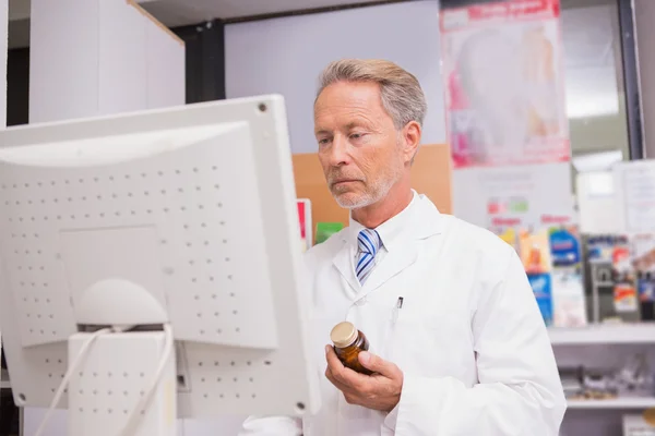 Farmacêutico sênior usando o computador — Fotografia de Stock