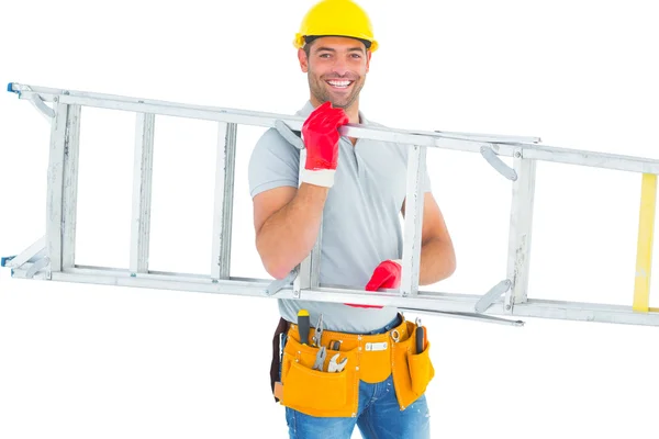 Sorrindo trabalhador masculino carregando escada — Fotografia de Stock