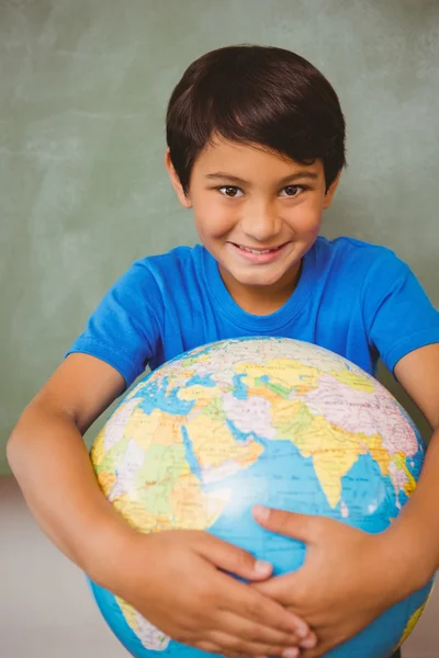 Schattige kleine jongen bedrijf globe — Stockfoto