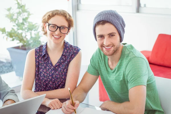 Étudiants de mode souriant à la caméra — Photo