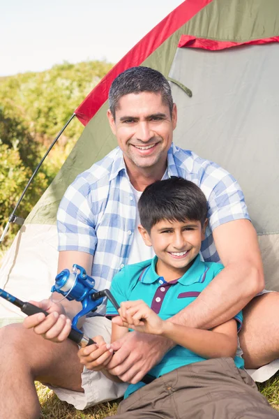 Отец и сын рядом с палаткой — стоковое фото