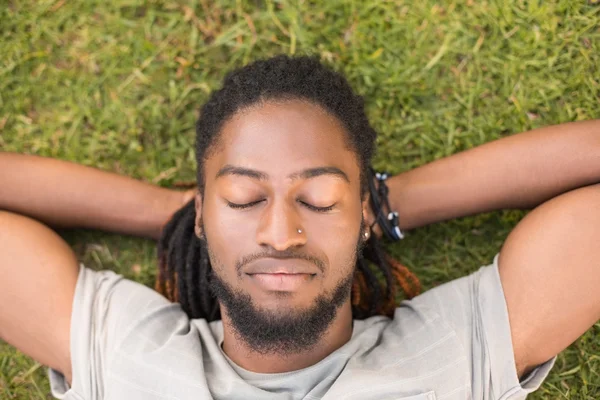 Knappe hipster ontspannen in het park — Stockfoto