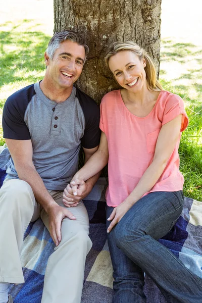 Счастливая пара отдыхает в парке — стоковое фото