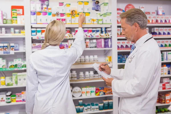 Farmacéutico escribiendo en portapapeles —  Fotos de Stock