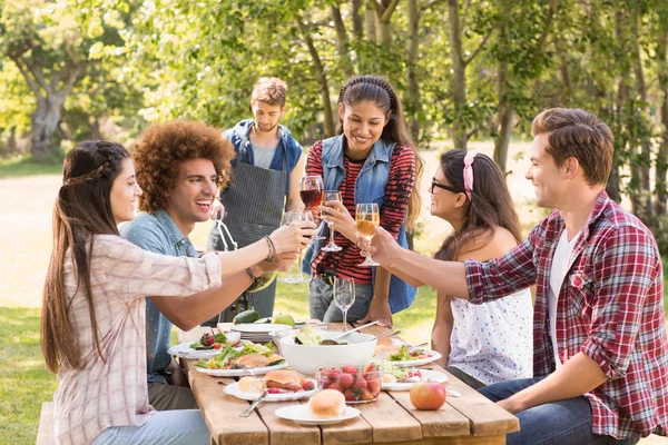 Glückliche Freunde im Park beim Mittagessen — Stockfoto