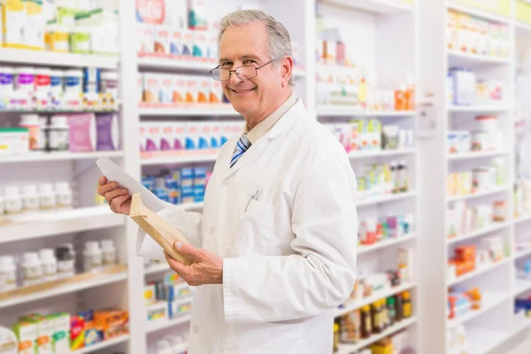 Sobres y prescripción de farmacia senior sonriente — Foto de Stock