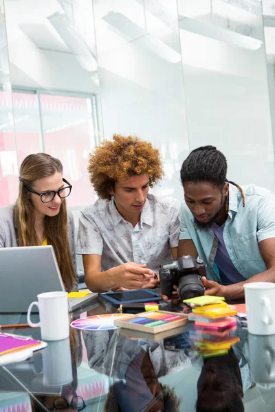 Les gens d'affaires qui regardent appareil photo numérique — Photo