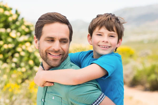 Otec a syn turistika přes hory — Stock fotografie