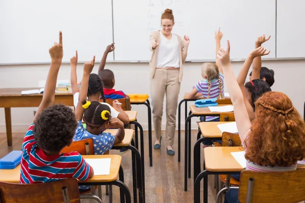 Insegnante che dà una lezione di matematica in classe — Foto Stock