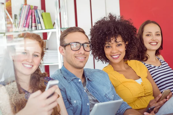 Studenti di moda sorridenti alla macchina fotografica — Foto Stock