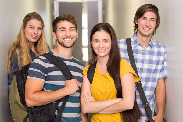 Gelukkig studenten bij Universiteit corridor — Stockfoto