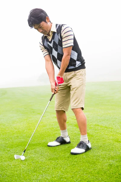 Soustředění golfista čekají, až jeho střelu — Stock fotografie