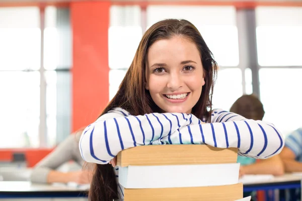 Uśmiechnięta kobieta ucznia w klasie — Zdjęcie stockowe