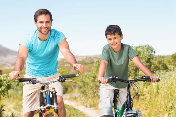 Vader en zoon op een fietstocht — Stockfoto