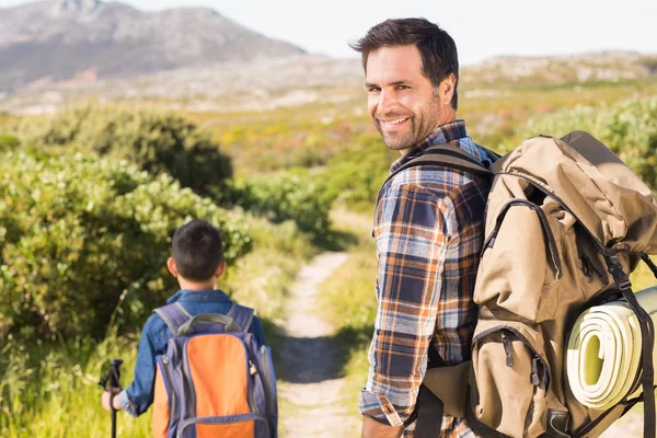 Pai e Filho em uma caminhada juntos — Fotografia de Stock