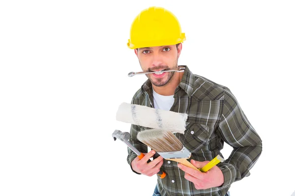 Trabalhador manual segurando várias ferramentas — Fotografia de Stock